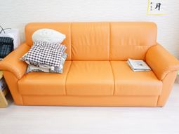 快適なオレンジソファ