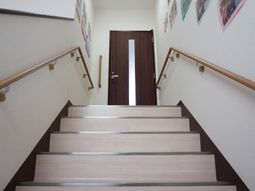 明るい階段と手すり