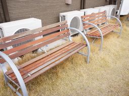 ベンチとエアコンの外機