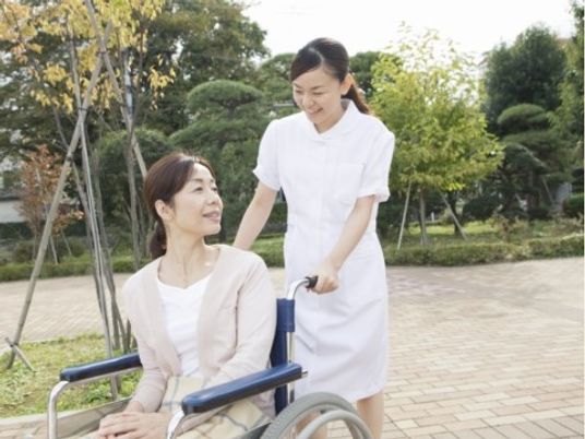 車椅子の利用者とスタッフ