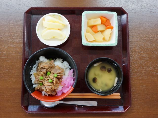 バランスの取れた食事内容 食事 栄養満点でカラフルな食事を提供しており、健康を支える美味しい献立を楽しんでいただけます。