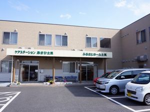明るい外観の建物エントランス