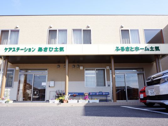 建物入口の外観