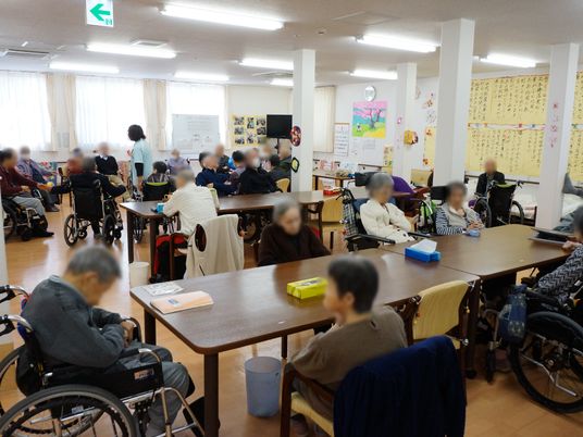 多様な椅子の食堂