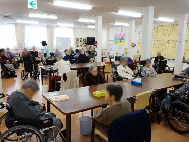 多様な椅子の食堂 ホール ゆったりとした食堂で、利用者が食事や憩いの時間を過ごしています。明るく家庭的な雰囲気が働き甲斐を感じさせます。