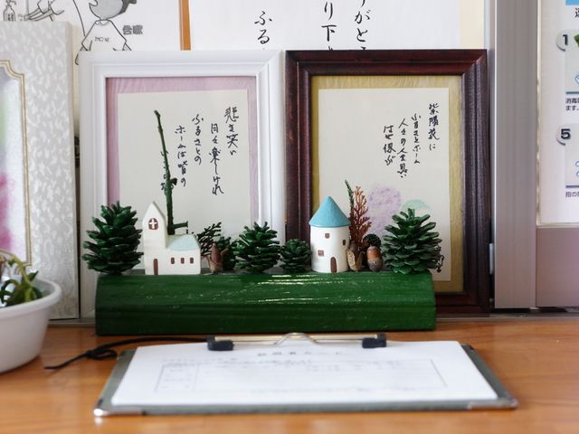 和風の装飾が施された受付 展示 心温まる手作りの装飾がある受付エリアです。訪れる方々を和やかな雰囲気で迎え入れています。
