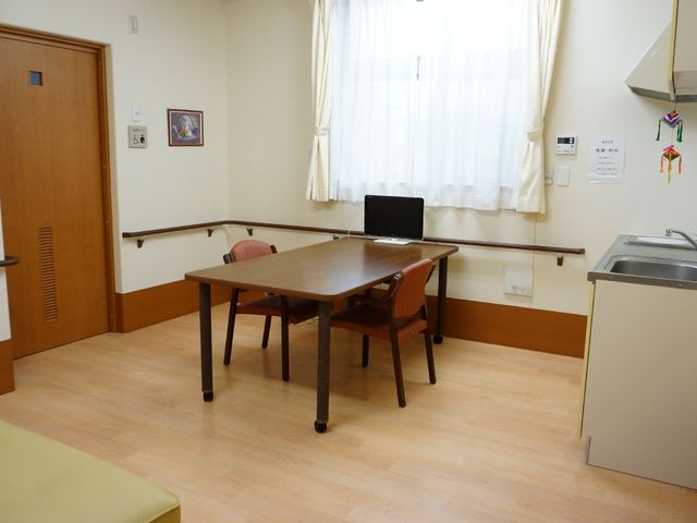 居室のテーブルと椅子 個室 広々とした居室には、生活に必要な機能を備えた作業スペースが整っており、快適な生活空間を提供しています。