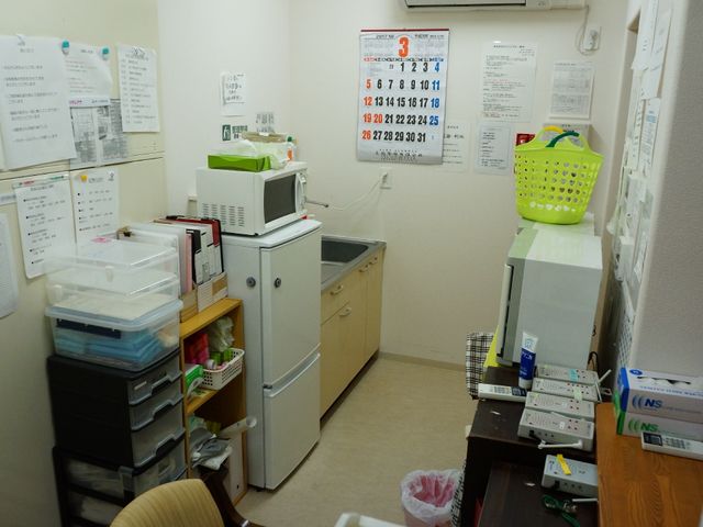 スタッフ用設備整った空間 スタツフルーム 清潔感があり整理されたオフィススペースです。スタッフが使用する備品や情報掲示物が周囲に配置されて、業務の効率を支えています。