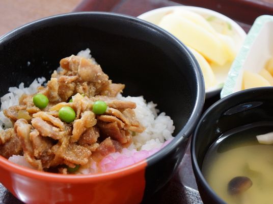 彩り豊かな給食セット