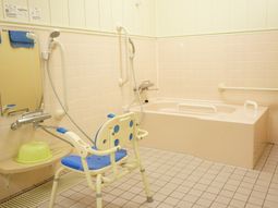 介護向け設備が整った浴室