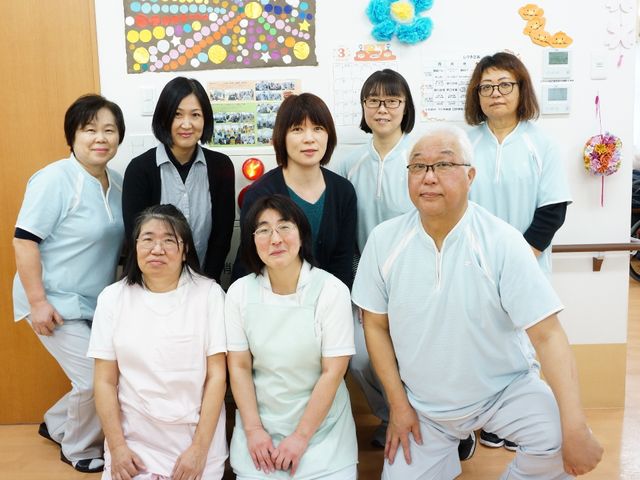 スタッフ集合写真 スタッフ 笑顔がまぶしい職員の皆さんは、温かい心で日々の業務にあたっております。チームワークの良さが感じられる風景が、あなたを待っています。