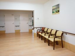 明るい待合室の様子