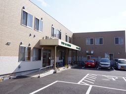 明るい建物のエントランス