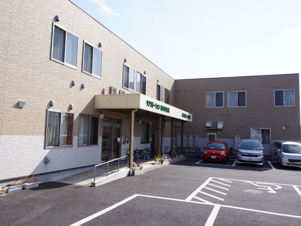 明るい建物のエントランス