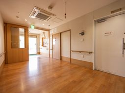 木目調の明るい廊下
