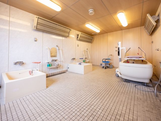 ゆったりした浴室空間 浴室 広々とした明るい浴室で、ゆっくりとした入浴時間を過ごすことができます。安全な機器も整っております。