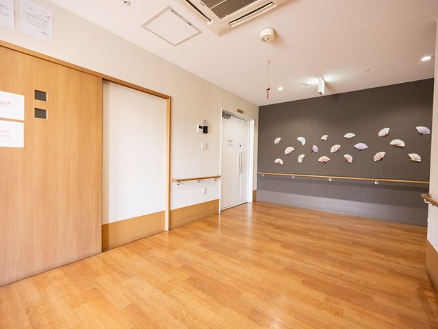 明るい廊下の一角 廊下 ゆったりとした空間の廊下です。壁に飾られたアートが、温かみのある雰囲気を醸し出しています。