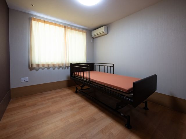 ゆったりとした居室 居室 ゆとりのある空間で落ち着いた色合いの個室です。窓からの光が心地良い、穏やかな時間を過ごせる場所です。