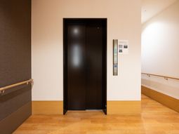 安全なエレベーターの扉