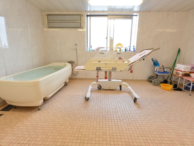 快適な浴室設備 浴室 広々とした浴室は、リフト付き入浴ベッドを備え、安全で快適な入浴をサポートします。清潔感のあふれる環境で、利用者の方々の身体ケアが行えるよう配慮されています。