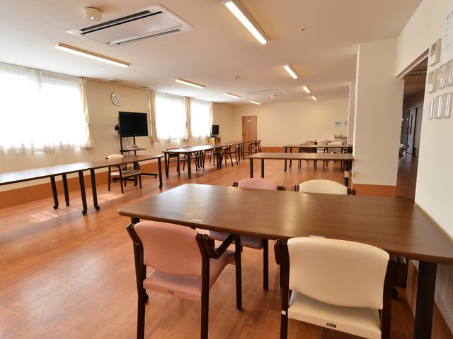 広々とした明るい食堂 リビング ゆったりとしたスペースの食堂は、清潔感があり天井も高く開放感が感じられます。テレビも設置され、くつろぎながらの食事ができる環境です。