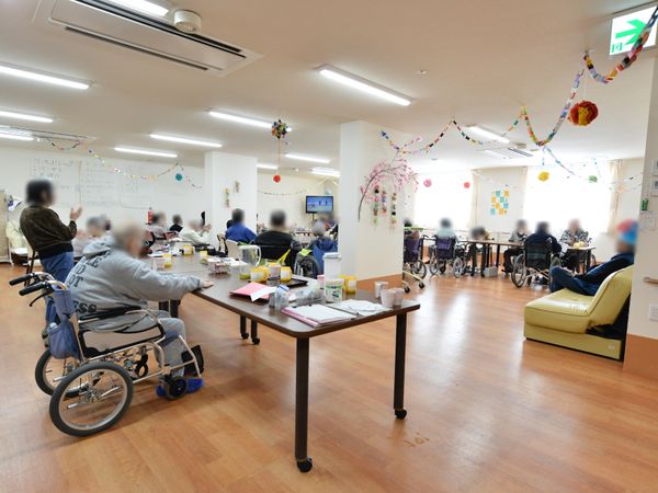 多様な椅子の共用スペース