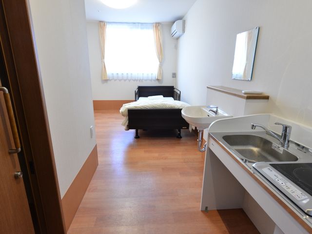 居室内設備一例 生活部屋 設備が整った快適な個室です。一人ひとりのプライベートを大切にできる空間があります。