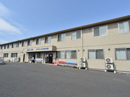 広々した施設の外観