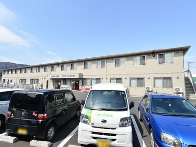 駐車場付き建物外観