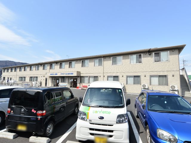 駐車場付き建物外観 外観及び駐車場 広々とした駐車場を備えた建物は、利便性を重視しており、日々の通勤にも配慮されています。