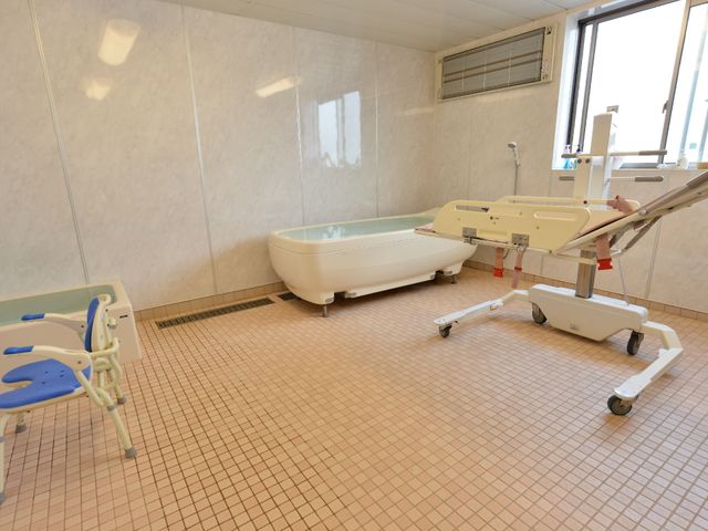 バリアフリー浴室 お風呂場 明るく清潔感のある浴室で、安心してご利用いただける設備が整っています。利用者の移動を支援するリフトも完備しております。