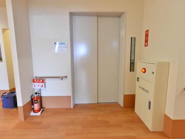 エレベーター前の通路 エレベーター 床は滑りにくい素材で、手すりも設置されているため、歩行に不安がある方も安心して移動できます。