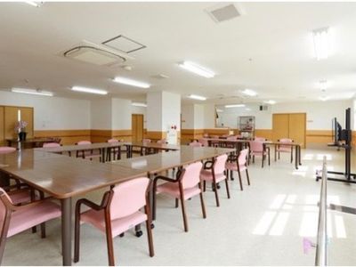 明るい清潔な食堂スペース