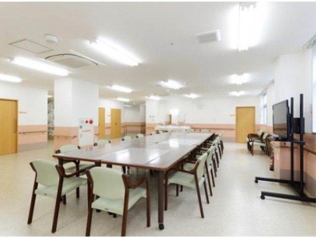 明るく広々とした食堂 ダイニングルーム 広々とした明るいダイニングルームで、利用者様の食事サポートをするやりがいのある仕事です。