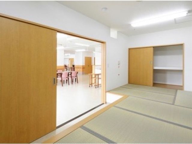 広々とした食堂での仕事 食堂 開放感あふれる食堂で、入居者の方々に心温まる食事の提供を行なえるお仕事です。
