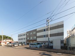 施設外観と駐車場  