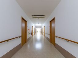 明るい廊下と手すりの通路  