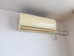壁付けエアコン  