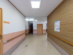 明るい廊下と手すり  