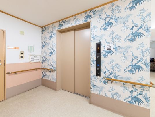 エレベーター前の廊下  