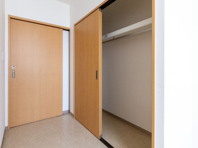 明るい居室の収納 居室   明るい居室で、クローゼットと引き戸が見えます。動線を確保しやすい、すっきりした空間です。