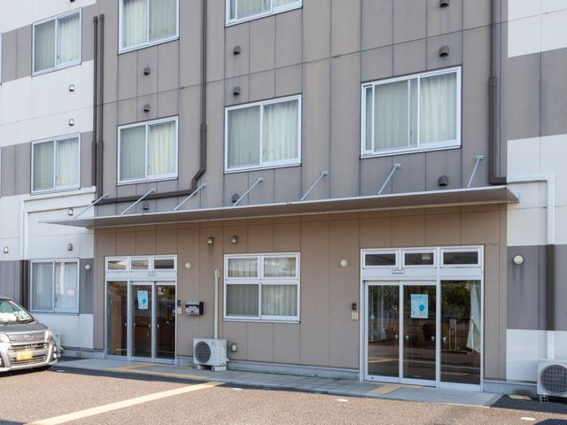 建物正面の外観です 外観   窓が多く並ぶ落ち着いた外観です。出入口前にひさしがあり、雨の日も出入りしやすそうです。