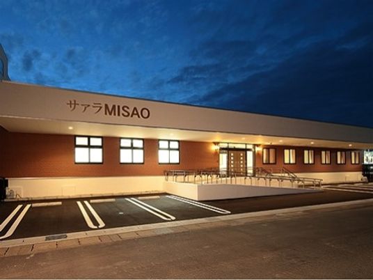 夕暮れ時の建物外観