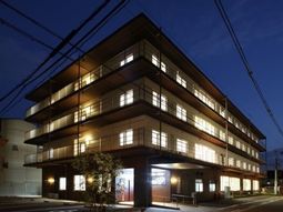 夜景照らす暖かい建物