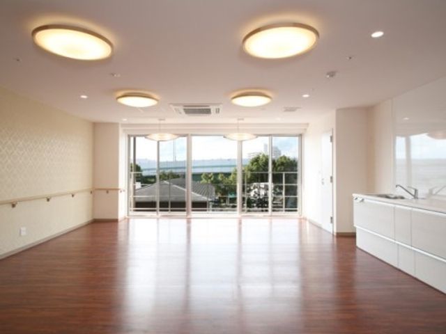 明るい広々とした居室