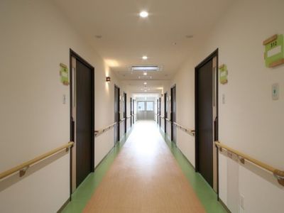 清潔な施設の廊下