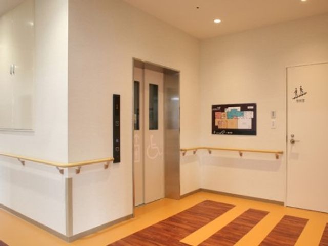 手すり付き廊下とエレベーター