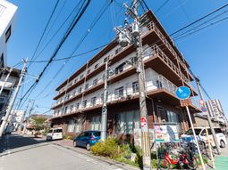 明るい外観の建物