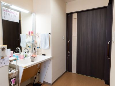 居室の洗面台とドア