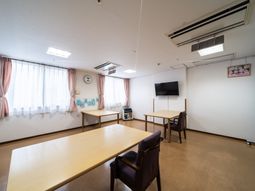 共有スペースの明るい室内